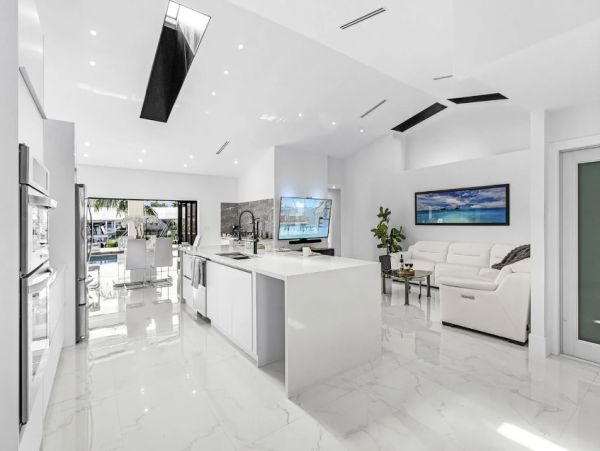 Ultimate Cape Coral Getaway - Luxury 3-Bedroom Pool Home